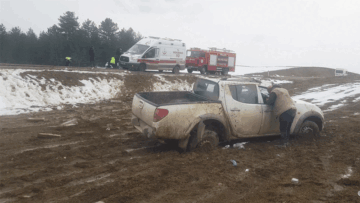 LASTİĞİ PATLAYAN PİKAP TAKLA ATIP TARLAYA UÇTU