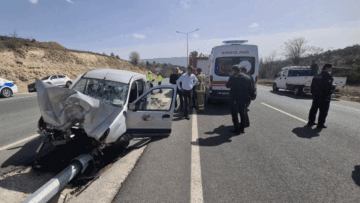 SIKIŞTIĞI ARAÇTAN YARALI OLARAK KURTULDU