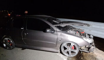 YOLDAN ÇIKAN OTOMOBİL BARİYERLERE SAPLANDI