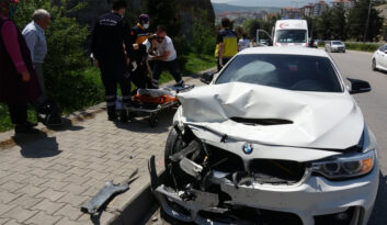 SEYİR HALİNDE OLAN OTOMOBİLE ARKADAN ÇARPTI: 2 YARALI