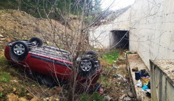 YOLDAN ÇIKAN OTOMOBİL ŞARAMPOLE YUVARLANDI