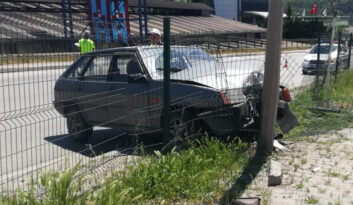 YOLDAN ÇIKAN OTOMOBİL DİREĞE ÇARPTI: 1 YARALI