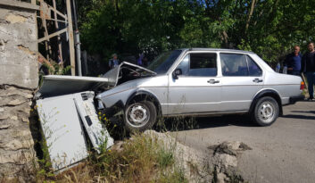 SÜRÜCÜSÜNÜN KONTROLÜNDEN ÇIKAN OTOMOBİL ELEKTRİK PANOSUNA ÇARPTI