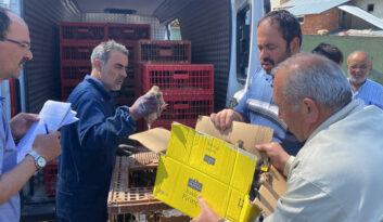 EFLANİ ÇİFTÇİSİNE 2 BİN 500 ADET HİNDİ VE TAVUK CİVCİVİ DAĞITILDI