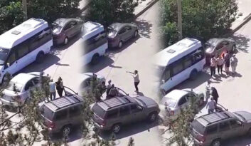 MADDİ HASARLI KAZA YAPAN KADIN SÜRÜCÜ SİNİR KRİZLERİ GEÇİRDİ