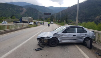 ODUN YÜKLÜ TIR OTOMOBİLE ÇARPTI: 2 YARALI