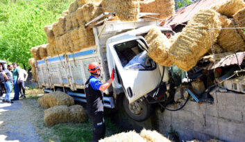 FRENLERİ PATLAYAN KAMYONET BAHÇE DUVARINA ÇARPARAK DURDU