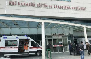 ÇÖKEN İSKELEDEN DÜŞEN 2 İŞÇİ HASTANELİK OLDU