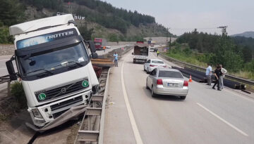 KONTROLÜNDEN ÇIKAN DEMİR YÜKLÜ TIR, BARİYERLERİ KIRARAK REFÜJE GİRDİ