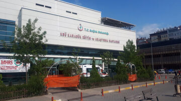 OTOMOBİLDEN AÇILAN ATEŞTE 2 KİŞİ YARALANDI