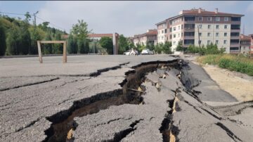 SİTE OTOPARKINDA HEYELAN
