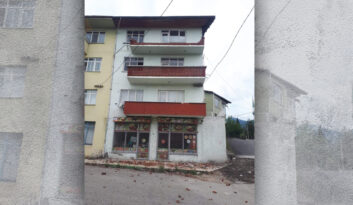 KUVVETLİ RÜZGAR BALKON DUVARINI YIKTI