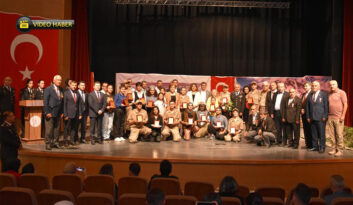 “TABUTTAKİ ASKER” TİYATRO OYUNU DUYGULANDIRDI