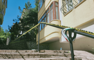 BAYRAM TEMİZLİĞİ YAPARKEN CAMDAN DÜŞTÜ