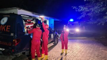 MAĞARADA MAHSUR KALAN ÜÇ KİŞİ KURTARILDI