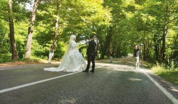 TEHLİKEYE RAĞMEN O ANDAN VAZGEÇMİYORLAR