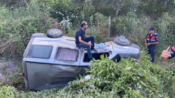 KONTROLDEN ÇIKAN HAFİF TİCARİ ARAÇ ŞARAMPOLE YUVARLANDI