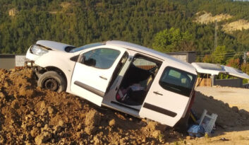 YOLDAN ÇIKAN HAFİF TİCARİ ARAÇ TOPRAK YIĞININA ÇARPTI