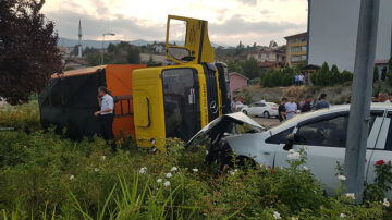 FRENİ BOŞALAN ASFALT KAMYONU OTOMOBİLE ÇARPTI