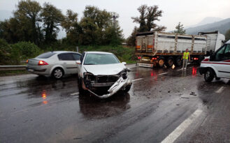 İKİ OTOMOBİL ÇARPIŞTI: 2 AĞIR YARALI