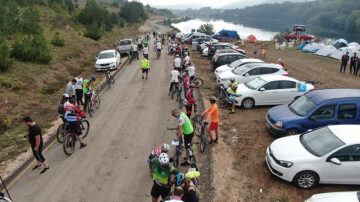 BİSİKLET SEVERLER HEM SPOR YAPIYOR HEM DE İLÇEYİ TANIYOR