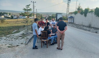 GELİN ARABASININ ÖNÜNÜ MASA KURARAK KESTİLER