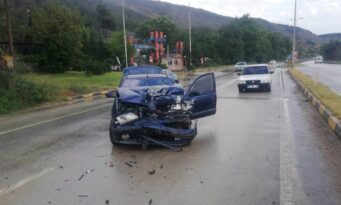 İKİ OTOMOBİL ÇARPIŞTI; 6 YARALI