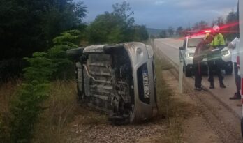 OTOMOBİL DEVRİLDİ 3 KİŞİ YARALANDI