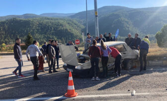 KAVŞAĞA KONTROLSÜZ ÇIKAN OTOMOBİL İLE KAMYONET ÇARPIŞTI