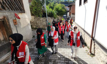 KARABÜK KIZILAY KADINLARI SAĞLIĞA YÜRÜYOR