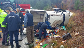 KONTROLDEN ÇIKAN KAMYONET TAKLA ATTI: 4 YARALI