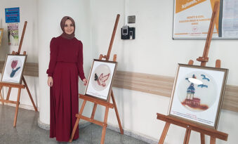 MİKROBİYOLOJİ UZMANININ YAPTIĞI YAĞLI BOYA RESİMLERİ BÜYÜK İLGİ GÖRDÜ