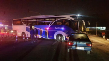 YASAKLI BÖLGEDEN DÖNÜŞ YAPAN OTOBÜSE OTOMOBİL ÇARPTI