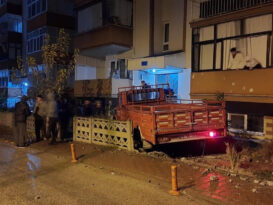 PANİK YAPAN  SÜRÜCÜ KAMYONETLE SİTE BAHÇESİNE DALDI