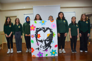 CANLI SAHNE PERFORMANSI İLE ATATÜRK SİLUETİ ÇİZDİLER