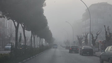 YOĞUN SİS SÜRÜCÜLERE ZOR ANLAR YAŞATTI