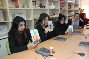 ATIK MALZEMELERDEN HEDİYELİK EŞYA YAPIYORLAR