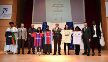 ULUSLARARASI ÖĞRENCİLERİN PERFORMANSLARI BÜYÜK BEĞENİ TOPLADI