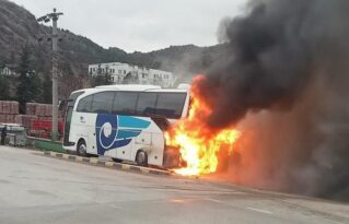 YOLCU OTOBÜSÜ ALEVLERE TESLİM OLDU