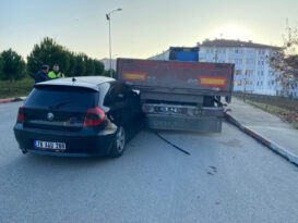 OTOMOBİL PARK HALİNDEKİ TIRIN ALTINA GİRDİ 2 YARALI