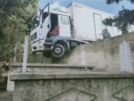 NAVİGASYONA UYDU, MEZARLIKTA KAZA YAPTI