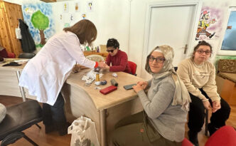 ENGELLİ BİREYLER BU KAFEDE EL BECERİLERİNİ GELİŞTİREREK SOSYALLEŞİYOR