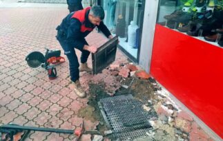 Mazgal İçerisinde Mahsur Kalan Kediyi İtfaiye Kurtardı
