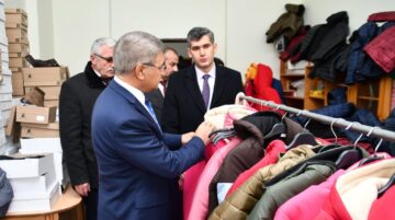Öğrencilere Mont ve Bot Hediye Edildi