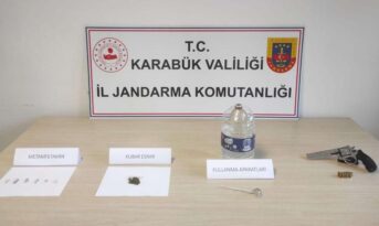 ARAÇ İÇİNDE UYUŞTURUCU KULLANAN ŞAHIS JANDARMAYA YAKALANDI