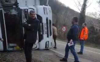 YENİCE İLÇESİNDE KONTROLDEN ÇIKAN TIR DEVRİLDİ