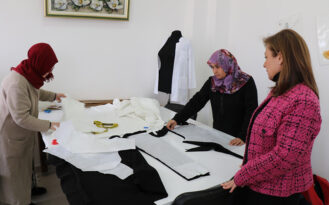 SAFRANBOLULU KADINLAR DEPREMZEDELER İÇİN KIYAFET DİKİYOR