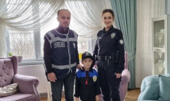 POLİS ABİLERİ ALİ ASAF’A POLİS KIYAFETİ HEDİYE ETTİ