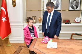 BİRİKTİRDİĞİ PARALARI DEPREM BÖLGESİNE GÖNDERDİ
