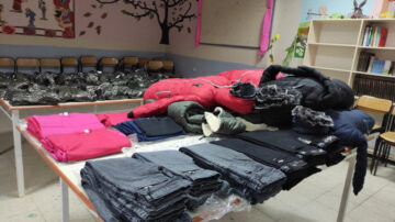 ÜSKÜDAR’DAKİ KARDEŞ OKULDAN YENİCELİ ÖĞRENCİLERE KIŞLIK KIYAFET